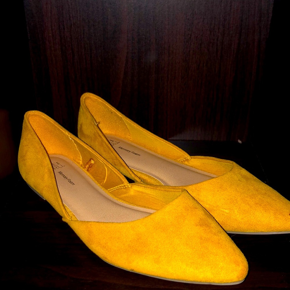 These NEVER WORN flats go with any jeans or dress